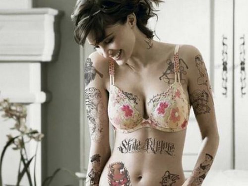 Сексуальные девушки с татуировками (25 фото)