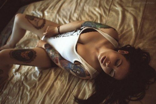 Сексуальные девушки с татуировками (25 фото)