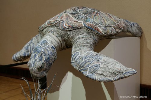 Японская художница Чие Хитоцуяма делает скульптуры животных из газет (16 фото)