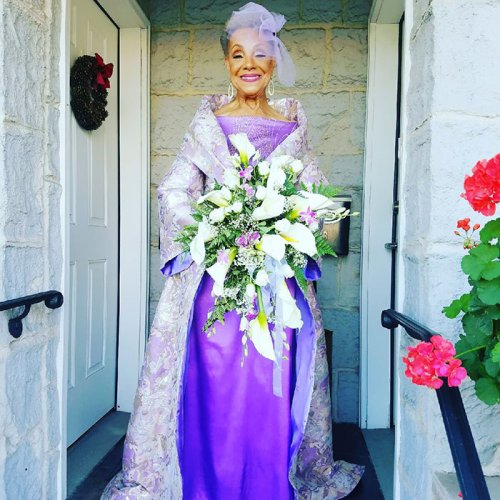 86-летняя невеста вышла замуж в потрясающем платье собственного дизайна (5 фото)