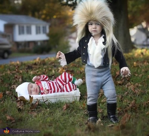 Родители и их очаровательные малыши, которые слишком серьёзно отнеслись к костюму на Хэллоуин (13 фото + видео)