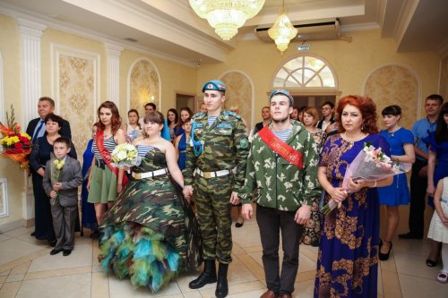Омичка в день ВДВ вышла замуж в камуфляжном платье (4 фото)
