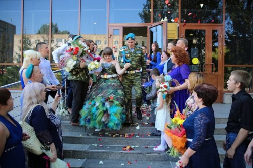 Омичка в день ВДВ вышла замуж в камуфляжном платье (4 фото)