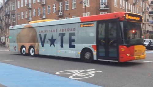Необычный автобус на улицах Копенгагена, призывающий американцев к голосованию (фото + видео)