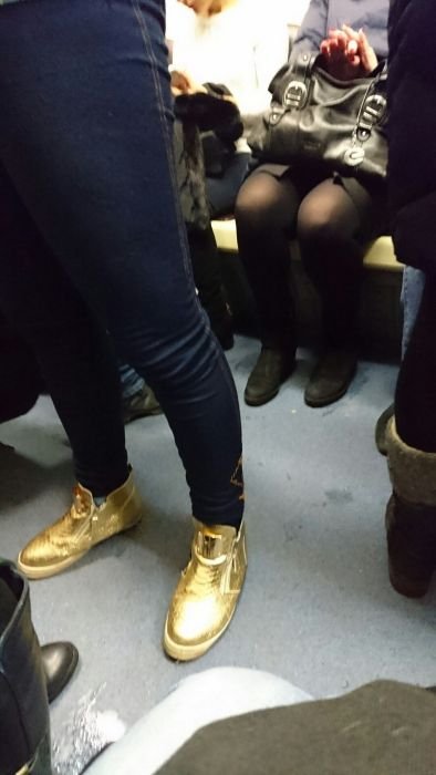Модники и модницы в метро (25 фото)