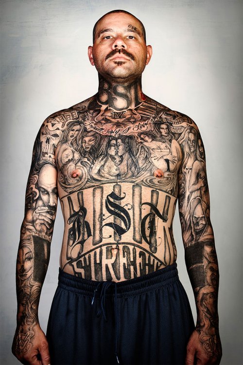 Люди, скрывающиеся за татуировками в фотопроекте Стивена Бартона (18 фото)
