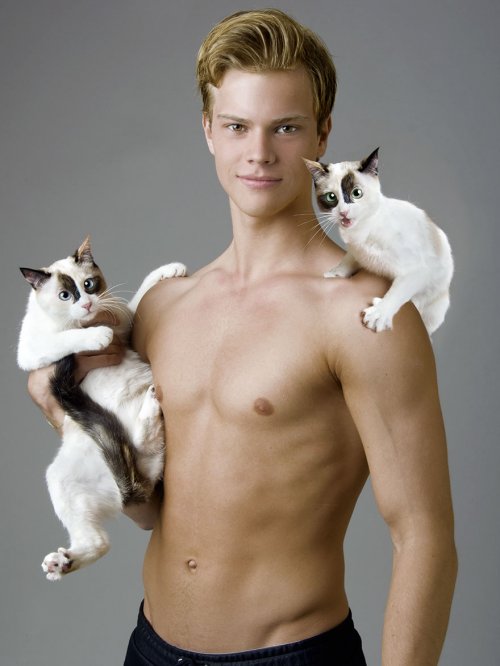 Фотосессия с горячими парнями и кошками (8 фото)