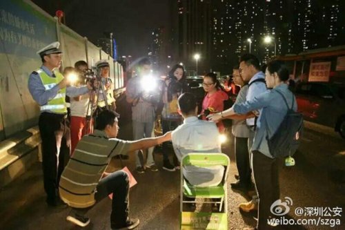 В Китае полицейские пытают водителей светом (6 фото)