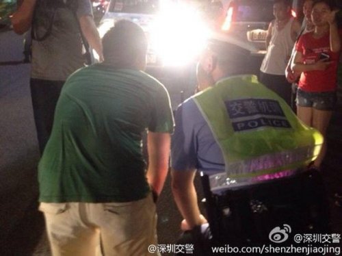 В Китае полицейские пытают водителей светом (6 фото)