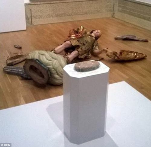 Бразильский турист опрокинул статую, делая селфи в португальском музее (2 фото)