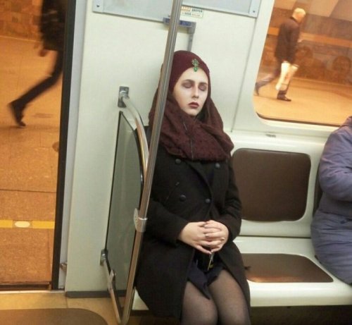 Модники и модницы в метро (21 фото)