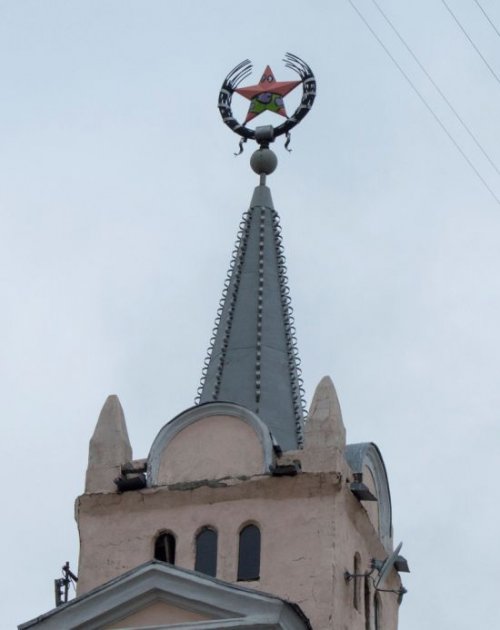 В Воронеже вандалы раскрасили звезду в Губку Боба (3 фото)