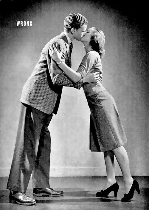Гид по поцелуям 1940-х годов учит правильно целоваться (4 фото)