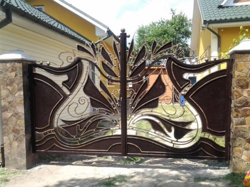 Оригинальные и красивые калитки и ворота (26 фото)