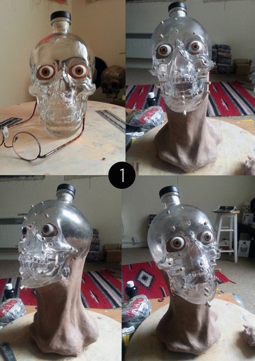 Судебно-медицинский эксперт "вернул к жизни" бутылку в виде черепа (6 фото)