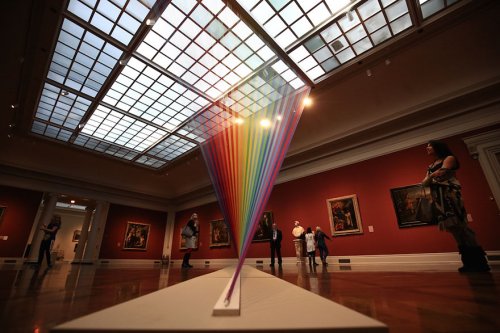 Рукотворная радуга внутри художественной галереи (6 фото)