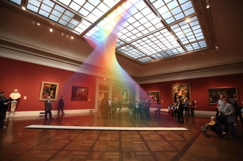 Рукотворная радуга внутри художественной галереи (6 фото)