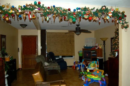 Креативные новогодние ёлки, которым не страшны дети и домашние животные (12 фото)