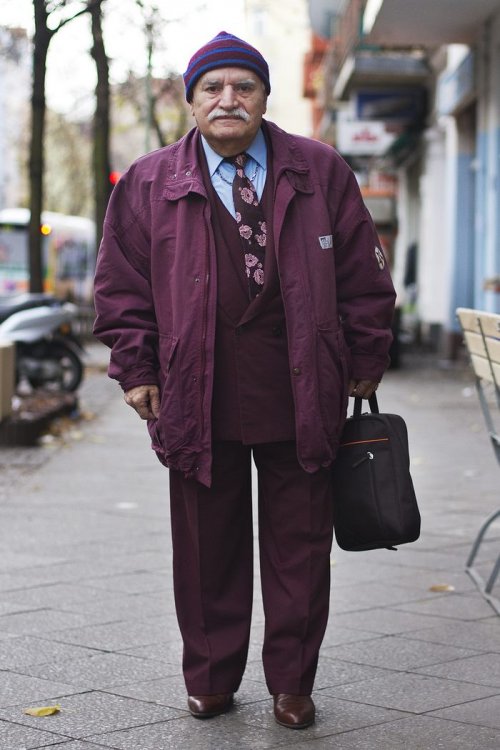 Фотограф каждое утро на протяжении 3 лет фотографировал пожилого портного в разных нарядах (23 фото)
