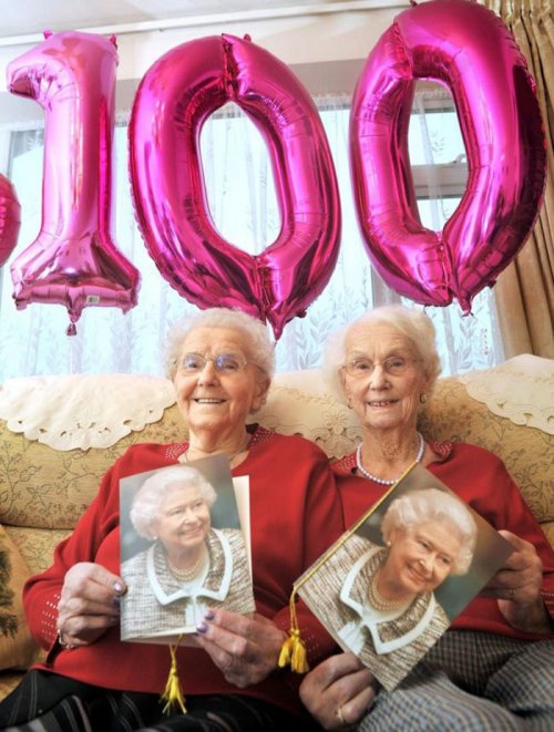 Сёстры-близнецы, отпраздновавшие 100-й день рождения, раскрывают секрет своего долголетия (9 фото)