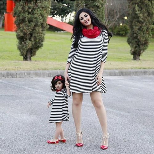 Красавицы мамы и дочки в одинаковой одёжке (21 фото)