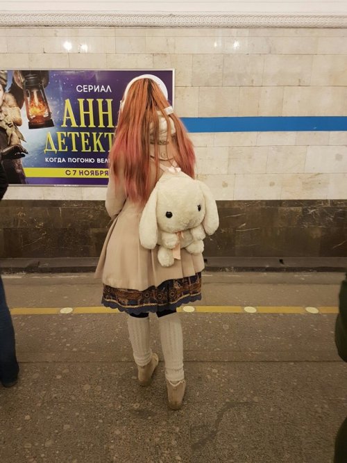 Модники и модницы в метро (24 фото)