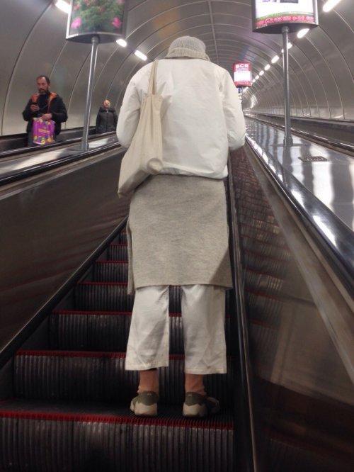 Модники и модницы в метро (24 фото)