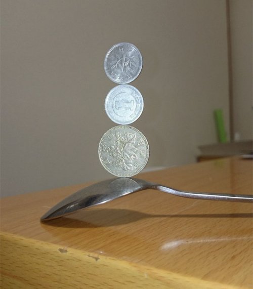 Невероятные конструкции из монет, бросающие вызов гравитации (12 фото + видео)