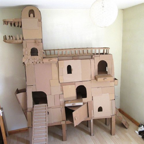 Парень построил для своей кошки картонную башню в виде дракона (5 фото + видео)