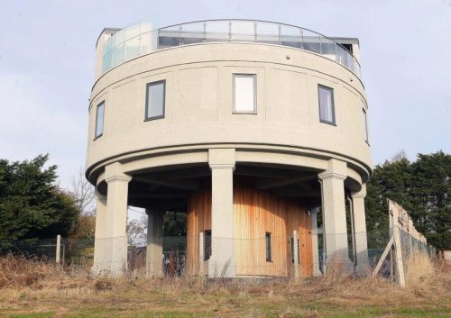 Британец превратил водонапорную башню в дом мечты (12 фото)