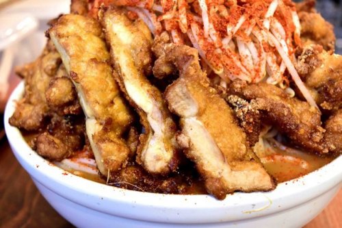Токийский ресторан заплатит $438 тому, кто съест эту огромную порцию рамэна за 20 минут (3 фото)