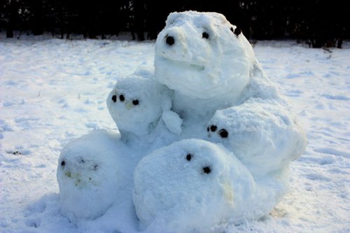Снеговики и снежные бабы на любой вкус (23 фото)