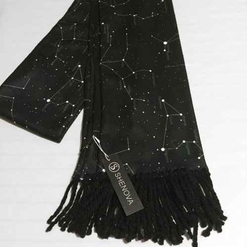 Оригинальные шарфики со светящимися созвездиями (7 фото)