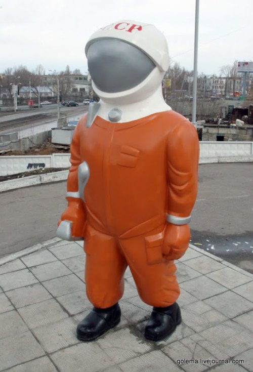 Прикольные и необычные статуи в городах России (10 фото)