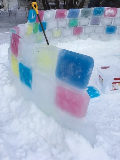 Парень построил самое крутое иглу из блоков разноцветного льда (13 фото)