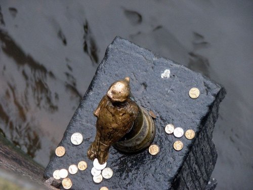 Самые маленькие памятники в мире (11 фото)