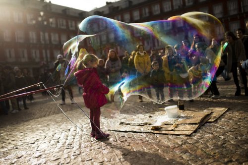 Волшебство мыльных пузырей (13 фото)