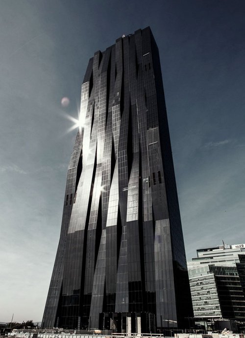 Зловещие здания и сооружения, которые запросто могут быть штаб-квартирами суперзлодеев (18 фото)