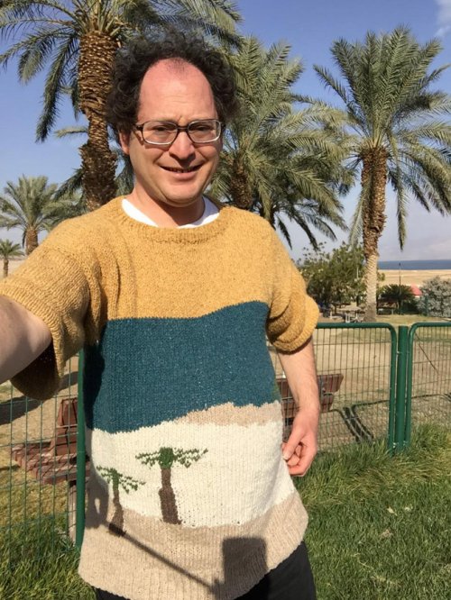 Парень вяжет свитера с изображением мест, которые посещает (15 фото)