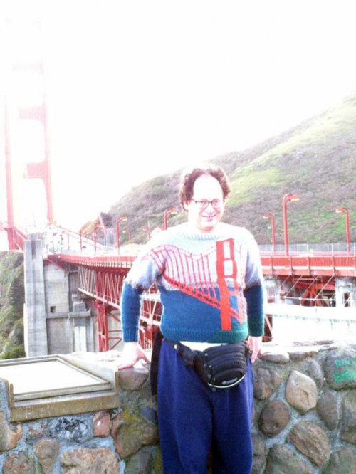 Парень вяжет свитера с изображением мест, которые посещает (15 фото)