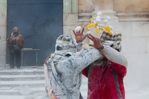Летающие яйца и мука на ежегодной шуточной битве в Испании