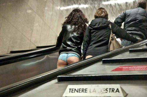 Флешмоб «Прокатись в метро без штанов» 2017