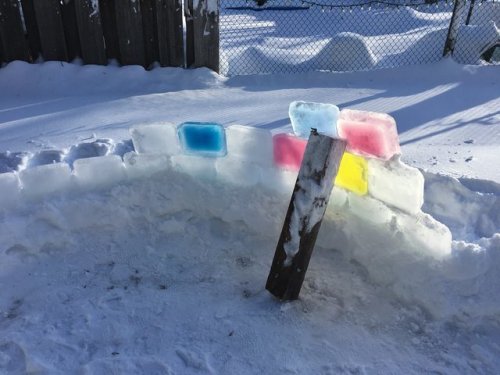 Парень построил самое крутое иглу из блоков разноцветного льда (13 фото)