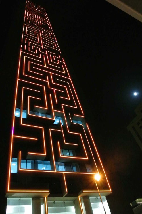 Самый большой в мире вертикальный лабиринт, освещенный тысячами лампочек