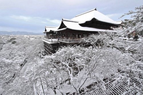 Заснеженный Киото превратился в настоящую зимнюю сказку (24 фото)