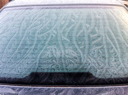 Автомобили, которые зима превратила в произведения ледяного искусства (31 фото)
