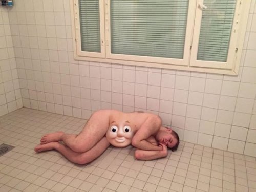 Голый парень, уснувший в ванной, и фотожабы на него (14 фото)