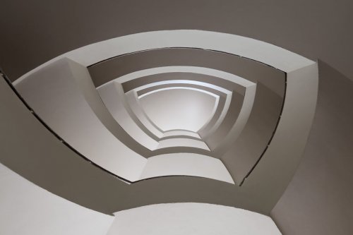 Винтовые лестницы в фотопроекте "Машина времени" венгерского фотографа Балинта Аловица (15 фото)