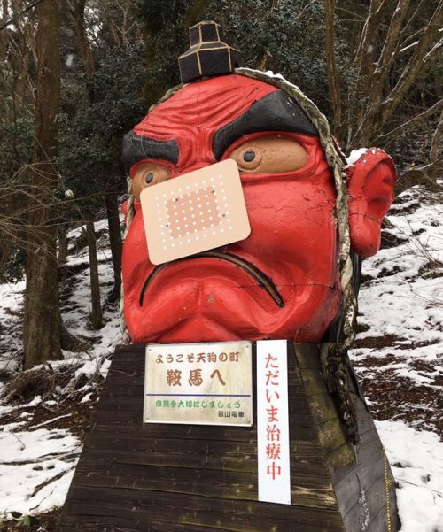 Японцы "вылечили" тэнгу, которому из-за снегопада оторвало нос (3 фото)