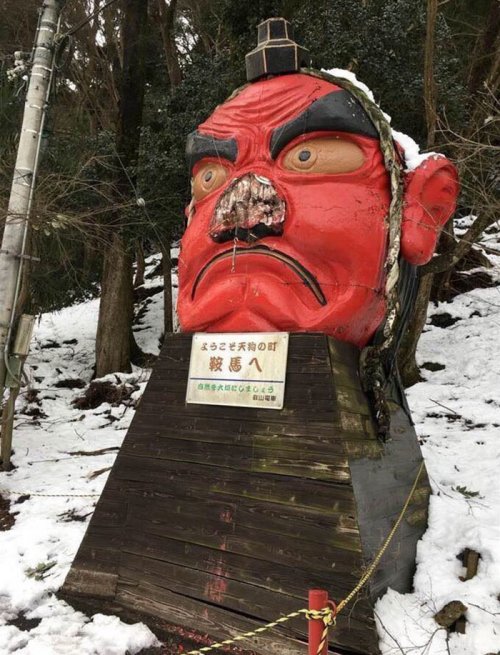 Японцы "вылечили" тэнгу, которому из-за снегопада оторвало нос (3 фото)